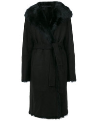 Черное пальто с меховым воротником