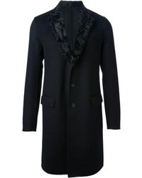 Черное пальто с меховым воротником