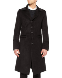 Мужское черное пальто с меховым воротником от Ann Demeulemeester
