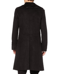 Мужское черное пальто с меховым воротником от Ann Demeulemeester