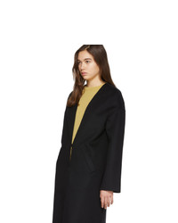 Женское черное пальто от Loewe