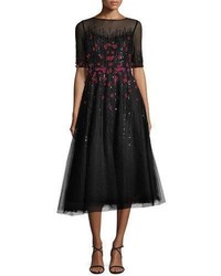 Черное платье из бисера с цветочным принтом