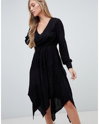 Черное платье-миди с вышивкой от Forever New
