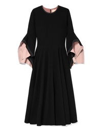 Черное платье-миди с рюшами от Roksanda