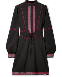 Черное платье прямого кроя с вышивкой от Anna Sui