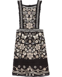 Черное платье прямого кроя с украшением от Needle & Thread