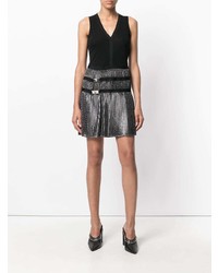 Черное платье прямого кроя от Versus