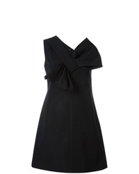 Черное платье прямого кроя от Victoria Victoria Beckham