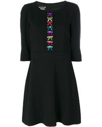 Черное платье с вышивкой от Moschino