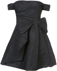 Черное платье с открытыми плечами от RED Valentino