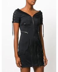 Черное платье с открытыми плечами от Moschino