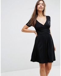 Черное платье с плиссированной юбкой от Asos