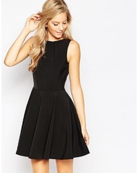 Черное платье с плиссированной юбкой от Closet