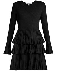 Черное платье с пышной юбкой с рюшами