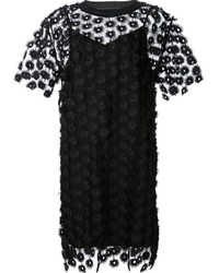 Черное платье с украшением от Carven
