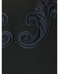 Черное платье с украшением от Versace