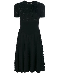 Черное платье с украшением от Valentino