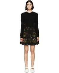 Черное платье-свитер с цветочным принтом