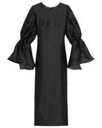Черное платье-футляр в вертикальную полоску