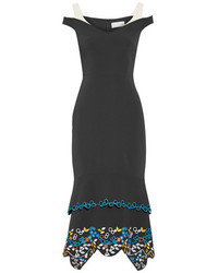 Черное платье-футляр с вышивкой от Peter Pilotto