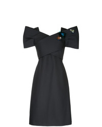 Черное платье-футляр с украшением от DELPOZO