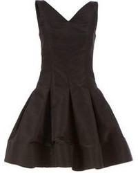 Черное сатиновое платье с плиссированной юбкой от Oscar de la Renta