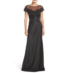 Черное сатиновое платье с украшением
