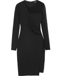 Черное сатиновое платье-футляр от DKNY