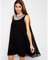 Черное свободное платье с украшением