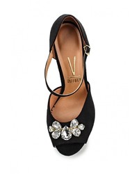 Черные босоножки на каблуке от Vizzano