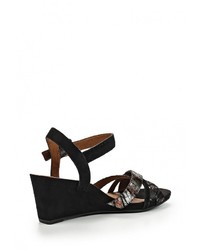 Черные босоножки на танкетке от Tamaris