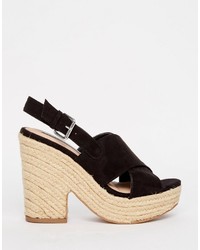 Черные босоножки на танкетке от Pull&Bear