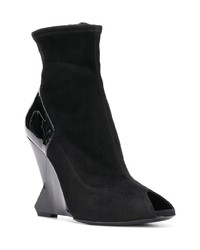 Черные замшевые ботильоны на танкетке с вырезом от Lanvin