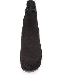 Черные замшевые ботильоны на танкетке от Stuart Weitzman