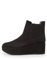 Черные замшевые ботильоны на танкетке от Stuart Weitzman