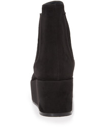 Черные замшевые ботильоны на танкетке от Stuart Weitzman