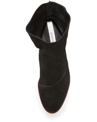 Черные замшевые ботильоны на танкетке от Matt Bernson