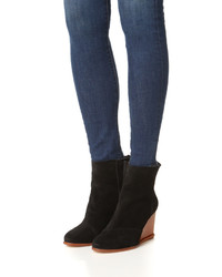 Черные замшевые ботильоны на танкетке от Matt Bernson