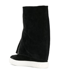 Черные замшевые ботильоны на танкетке от Casadei