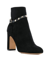 Черные замшевые ботильоны с шипами от Valentino