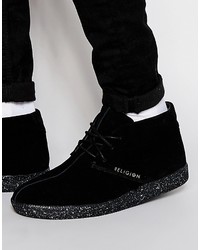 Черные замшевые ботинки дезерты с принтом