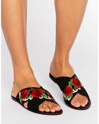 Черные замшевые сандалии на плоской подошве с вышивкой