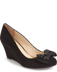 Черные замшевые туфли на танкетке с украшением