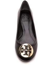 Черные кожаные балетки с украшением от Tory Burch