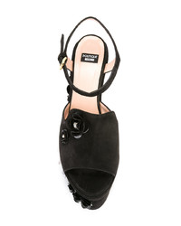 Черные кожаные босоножки на каблуке с украшением от Boutique Moschino