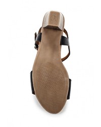 Черные кожаные босоножки на каблуке от Caprice