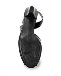 Черные кожаные босоножки на каблуке от Caprice