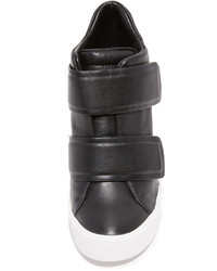 Черные кожаные кроссовки на танкетке от DKNY