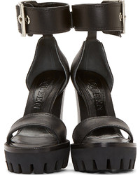 Черные кожаные массивные босоножки на каблуке от Alexander McQueen