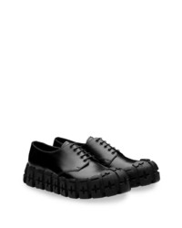 Черные кожаные массивные туфли дерби от Prada